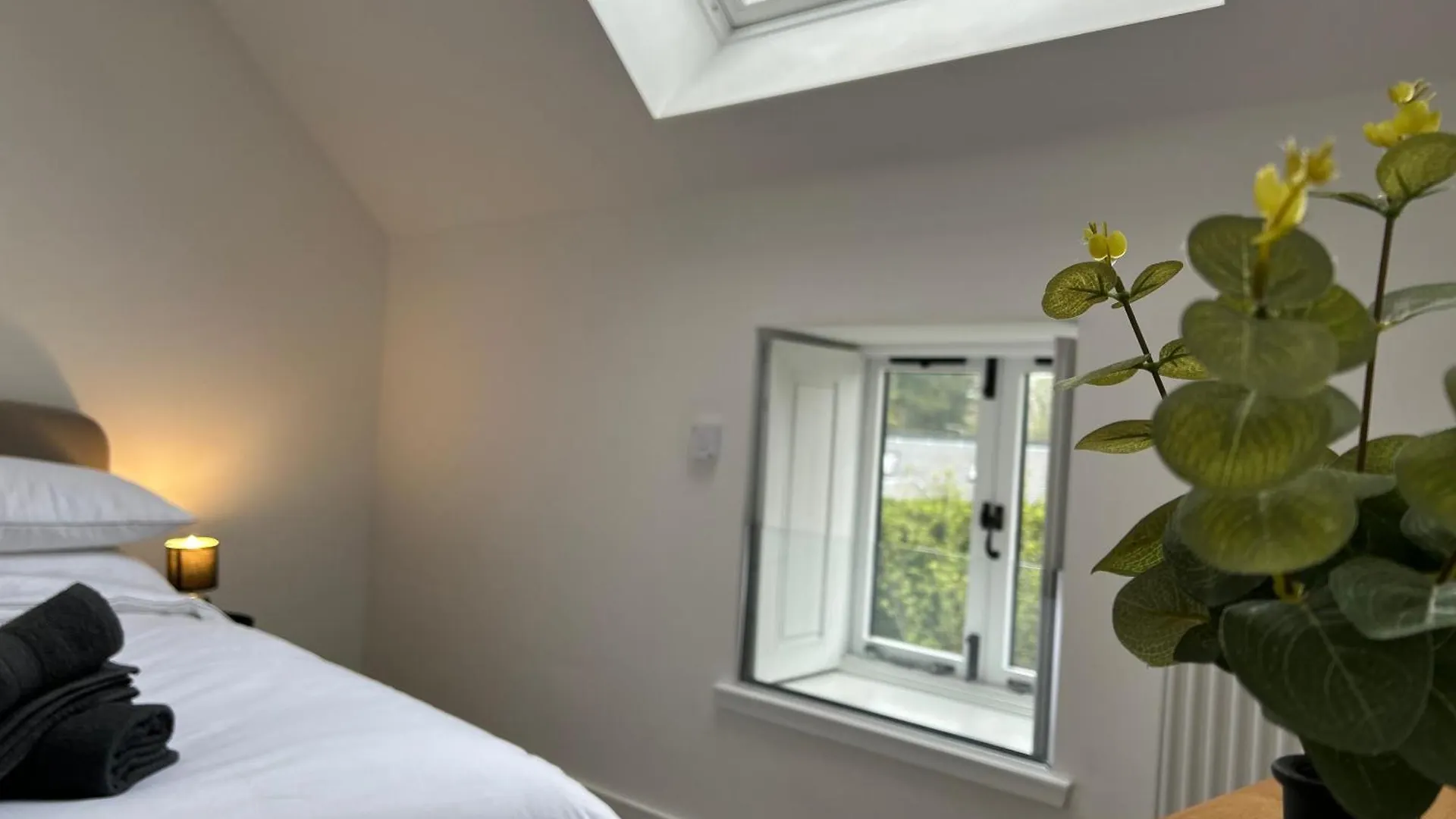 Flour Mill House At Pitkerro Mill, 4 Double Bedrooms, Tvs, 3 En-Suite, Separate Shower, Wc, Fully Equipped Kitchen, Games Room, Large Family Lounge, Private Parking, Wifi, Private Garden And Courtyard, Long Stay Rates Available Through Honeycomb Host Dundee United Kingdom