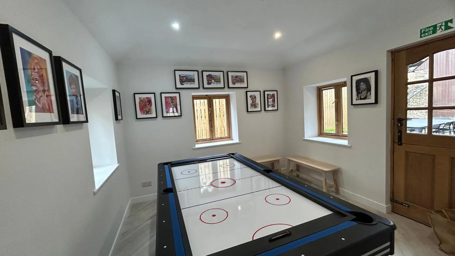 Flour Mill House At Pitkerro Mill, 4 Double Bedrooms, Tvs, 3 En-Suite, Separate Shower, Wc, Fully Equipped Kitchen, Games Room, Large Family Lounge, Private Parking, Wifi, Private Garden And Courtyard, Long Stay Rates Available Through Honeycomb Host Dundee Apartment