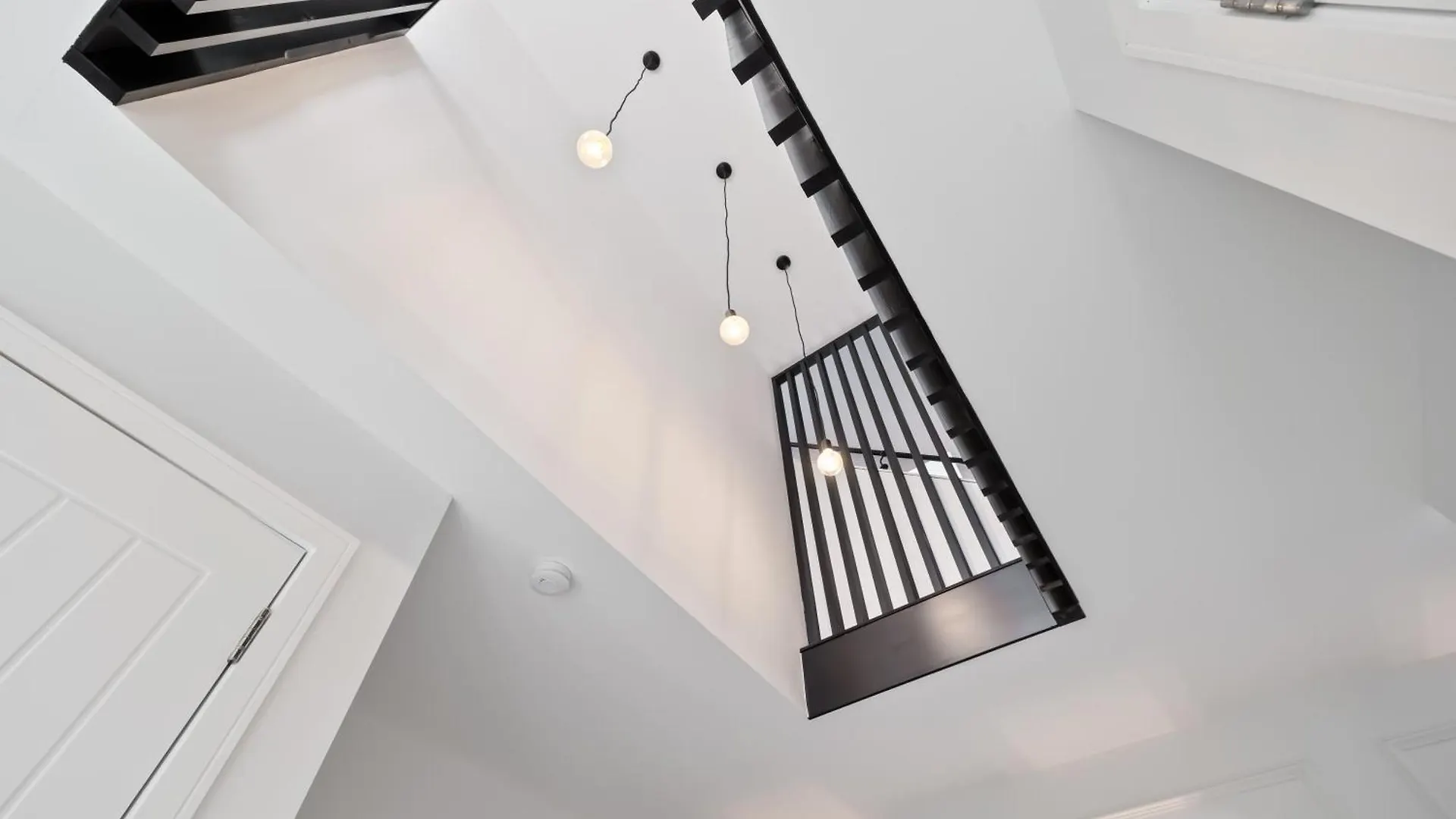 Flour Mill House At Pitkerro Mill, 4 Double Bedrooms, Tvs, 3 En-Suite, Separate Shower, Wc, Fully Equipped Kitchen, Games Room, Large Family Lounge, Private Parking, Wifi, Private Garden And Courtyard, Long Stay Rates Available Through Honeycomb Host Dundee