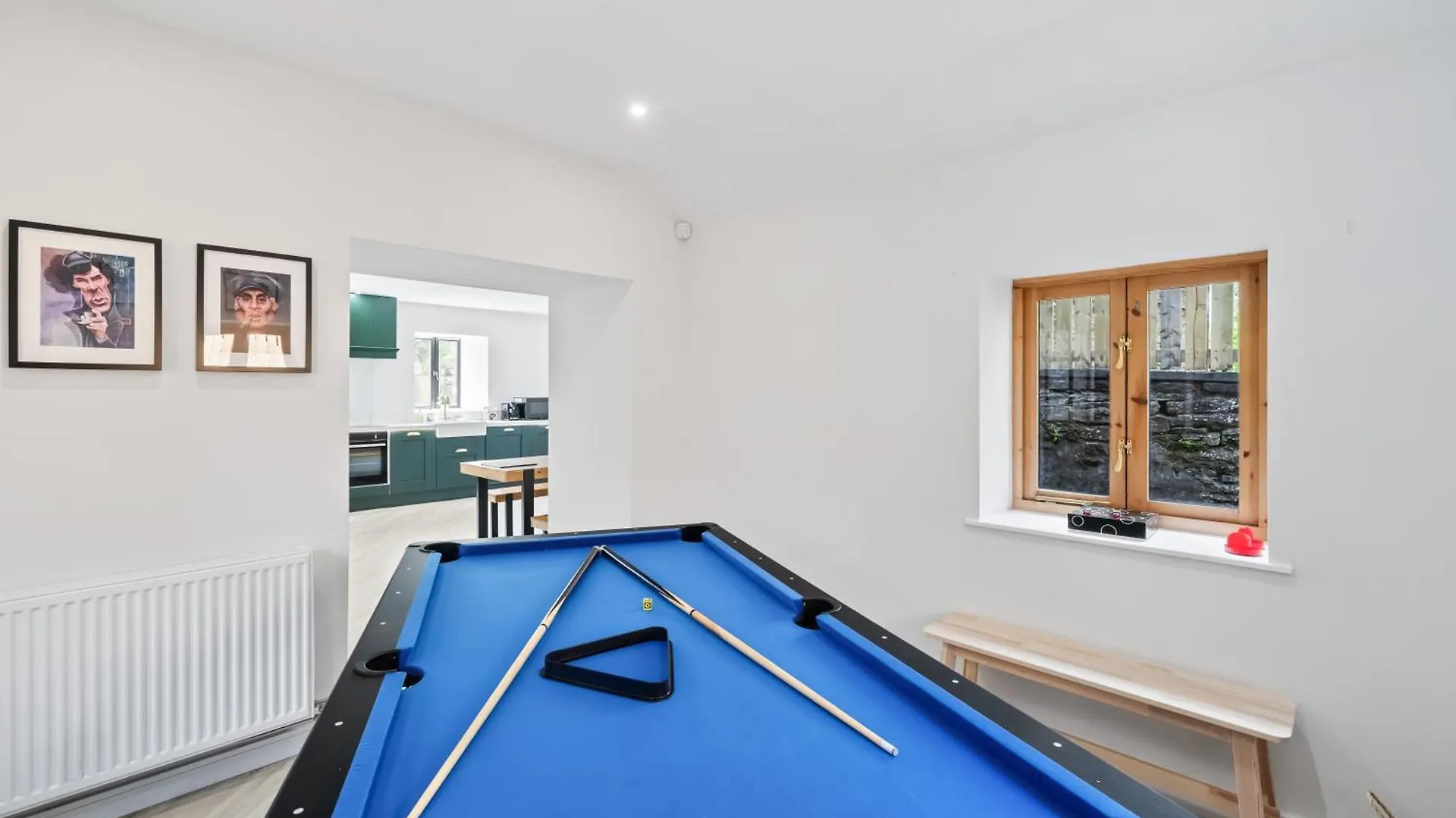 Apartment Flour Mill House At Pitkerro Mill, 4 Double Bedrooms, Tvs, 3 En-Suite, Separate Shower, Wc, Fully Equipped Kitchen, Games Room, Large Family Lounge, Private Parking, Wifi, Private Garden And Courtyard, Long Stay Rates Available Through Honeycomb Host Dundee