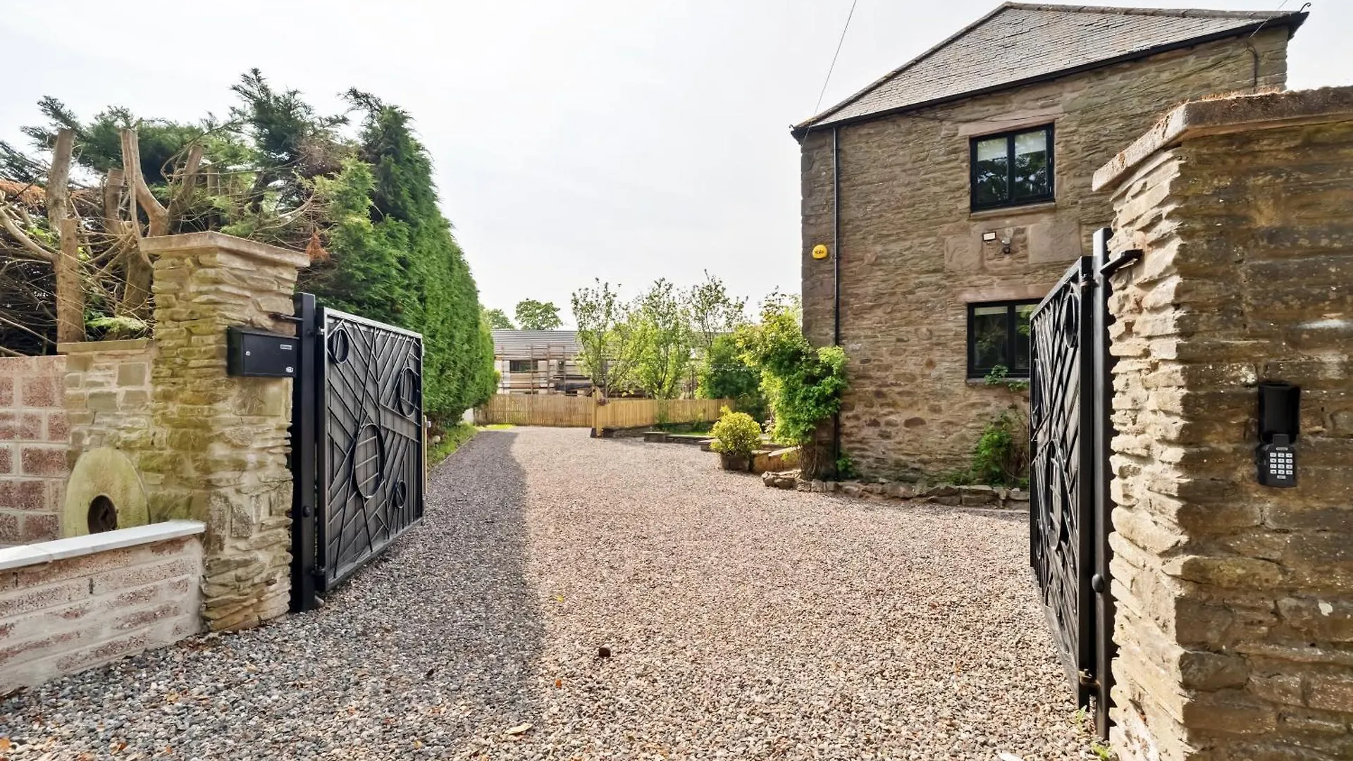 Flour Mill House At Pitkerro Mill, 4 Double Bedrooms, Tvs, 3 En-Suite, Separate Shower, Wc, Fully Equipped Kitchen, Games Room, Large Family Lounge, Private Parking, Wifi, Private Garden And Courtyard, Long Stay Rates Available Through Honeycomb Host Dundee 0*,