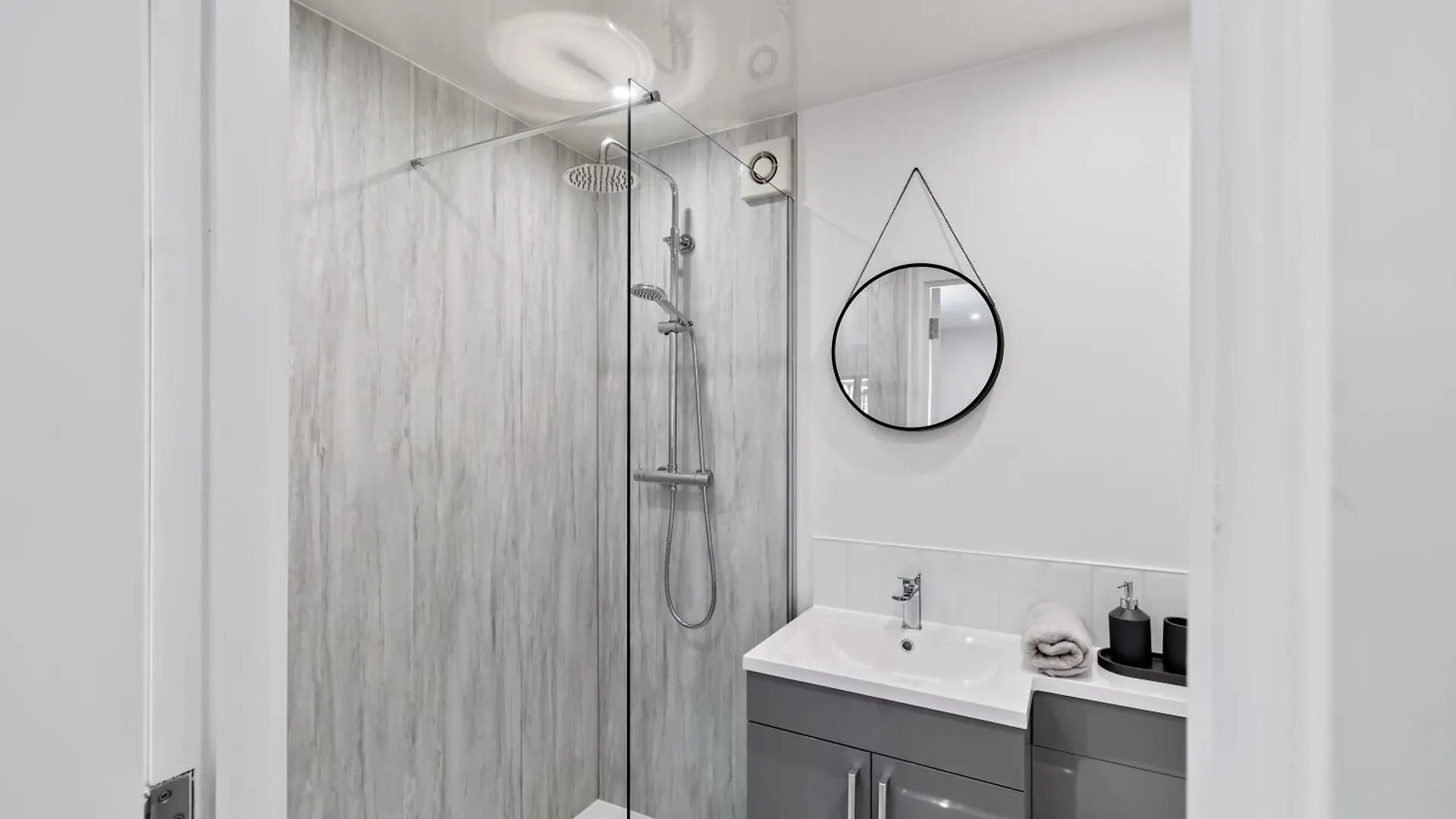 Flour Mill House At Pitkerro Mill, 4 Double Bedrooms, Tvs, 3 En-Suite, Separate Shower, Wc, Fully Equipped Kitchen, Games Room, Large Family Lounge, Private Parking, Wifi, Private Garden And Courtyard, Long Stay Rates Available Through Honeycomb Host Dundee Apartment