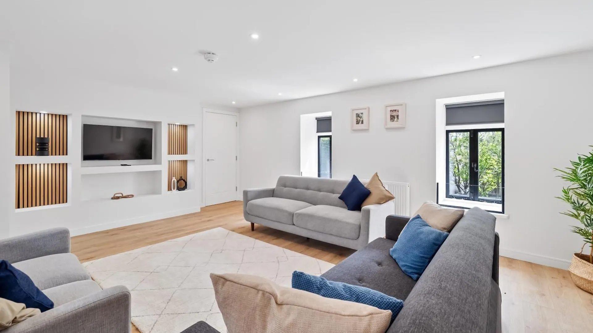 Flour Mill House At Pitkerro Mill, 4 Double Bedrooms, Tvs, 3 En-Suite, Separate Shower, Wc, Fully Equipped Kitchen, Games Room, Large Family Lounge, Private Parking, Wifi, Private Garden And Courtyard, Long Stay Rates Available Through Honeycomb Host Dundee 0*,  United Kingdom