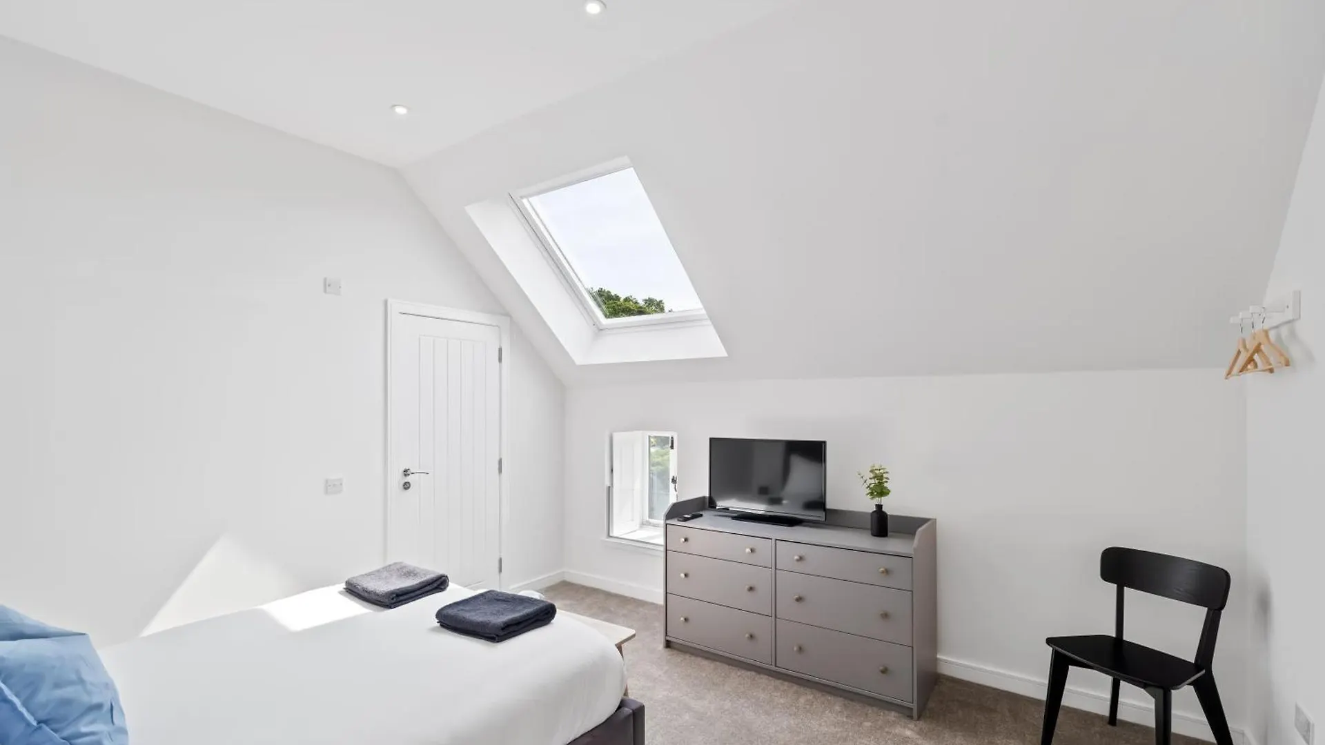 Flour Mill House At Pitkerro Mill, 4 Double Bedrooms, Tvs, 3 En-Suite, Separate Shower, Wc, Fully Equipped Kitchen, Games Room, Large Family Lounge, Private Parking, Wifi, Private Garden And Courtyard, Long Stay Rates Available Through Honeycomb Host Dundee Apartment