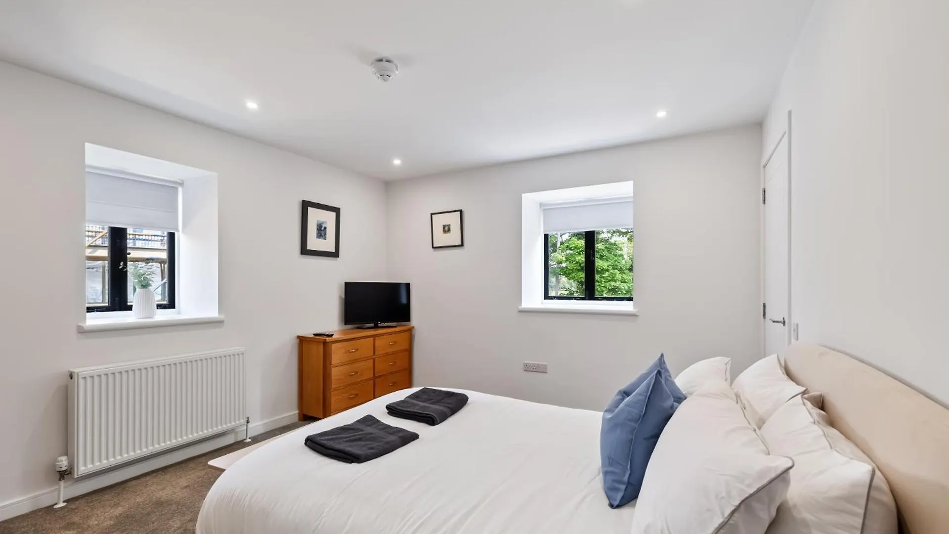 Flour Mill House At Pitkerro Mill, 4 Double Bedrooms, Tvs, 3 En-Suite, Separate Shower, Wc, Fully Equipped Kitchen, Games Room, Large Family Lounge, Private Parking, Wifi, Private Garden And Courtyard, Long Stay Rates Available Through Honeycomb Host Dundee Apartment