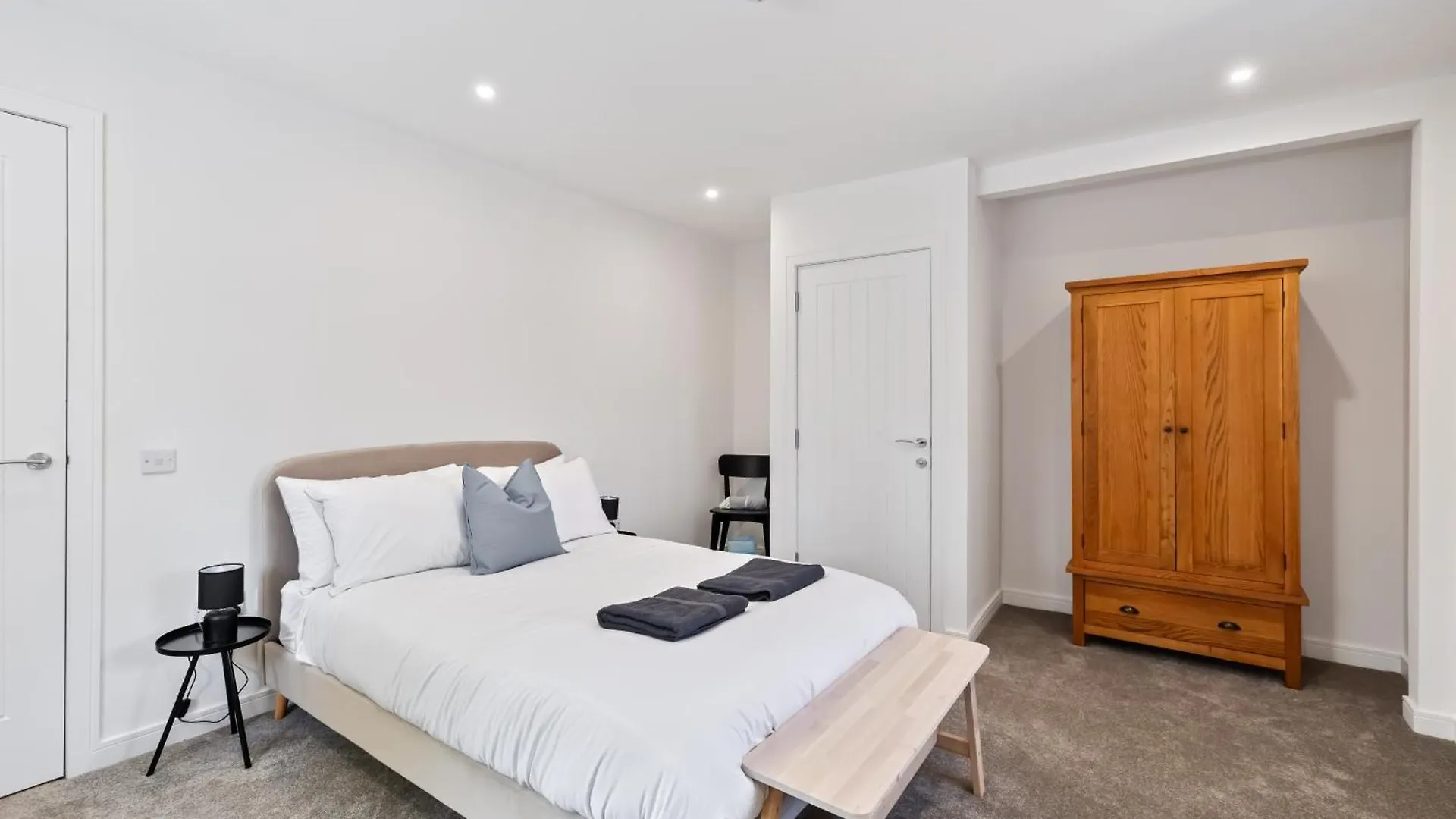 Apartment Flour Mill House At Pitkerro Mill, 4 Double Bedrooms, Tvs, 3 En-Suite, Separate Shower, Wc, Fully Equipped Kitchen, Games Room, Large Family Lounge, Private Parking, Wifi, Private Garden And Courtyard, Long Stay Rates Available Through Honeycomb Host Dundee