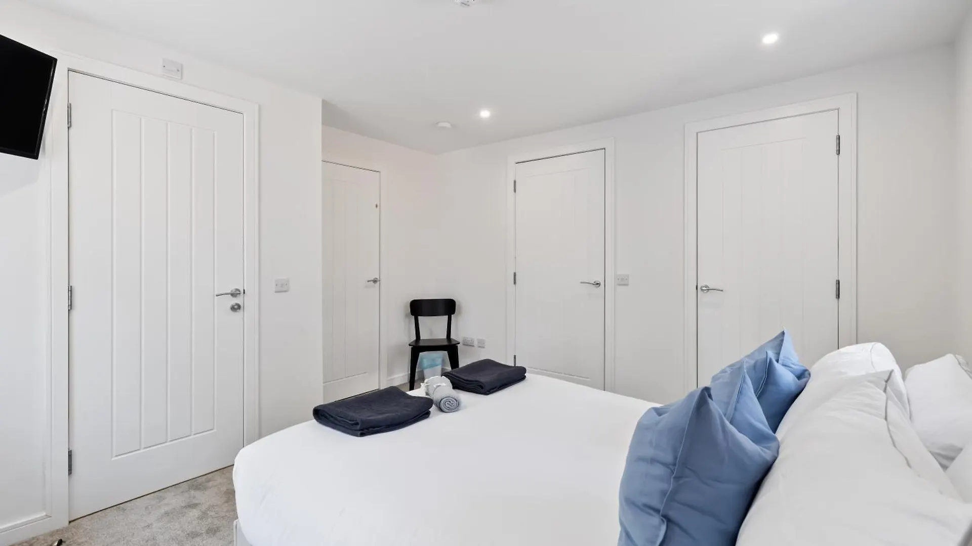 Flour Mill House At Pitkerro Mill, 4 Double Bedrooms, Tvs, 3 En-Suite, Separate Shower, Wc, Fully Equipped Kitchen, Games Room, Large Family Lounge, Private Parking, Wifi, Private Garden And Courtyard, Long Stay Rates Available Through Honeycomb Host Dundee
