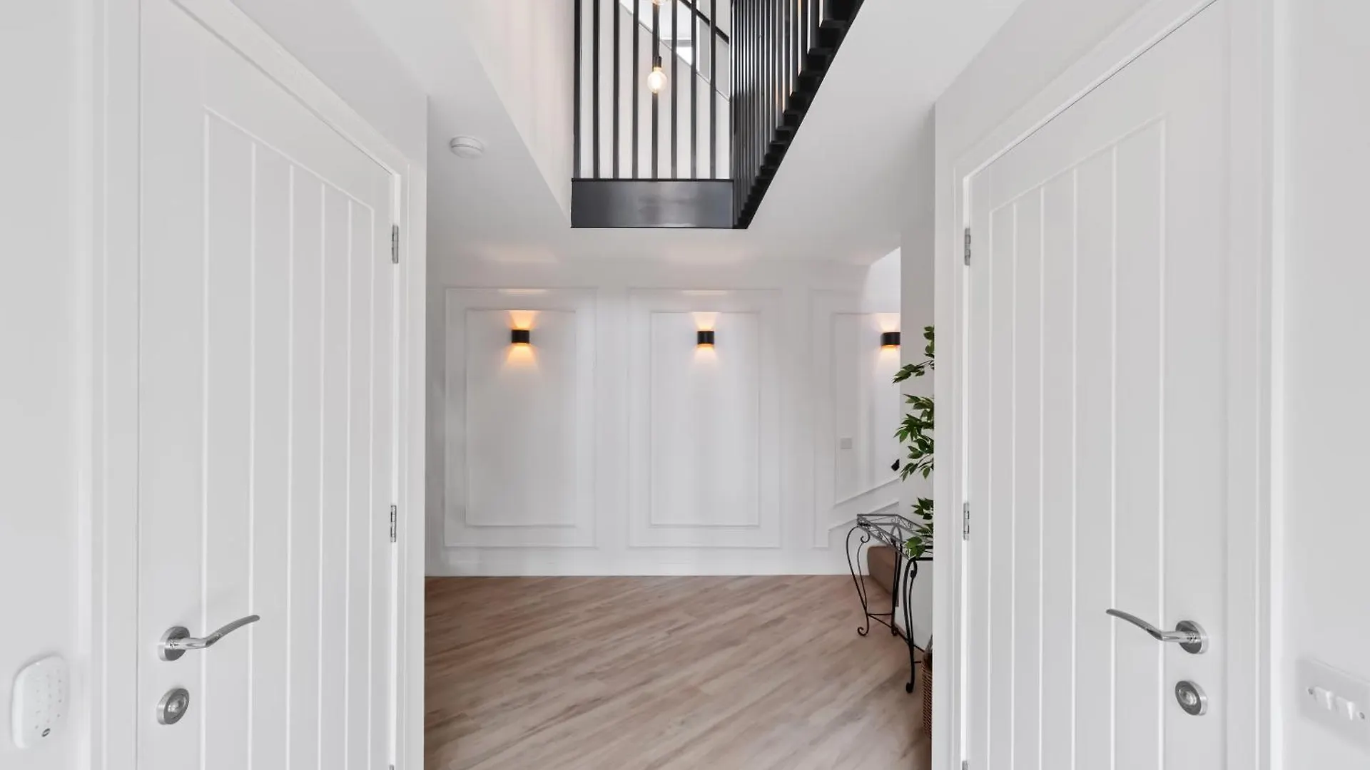Flour Mill House At Pitkerro Mill, 4 Double Bedrooms, Tvs, 3 En-Suite, Separate Shower, Wc, Fully Equipped Kitchen, Games Room, Large Family Lounge, Private Parking, Wifi, Private Garden And Courtyard, Long Stay Rates Available Through Honeycomb Host Dundee Apartment