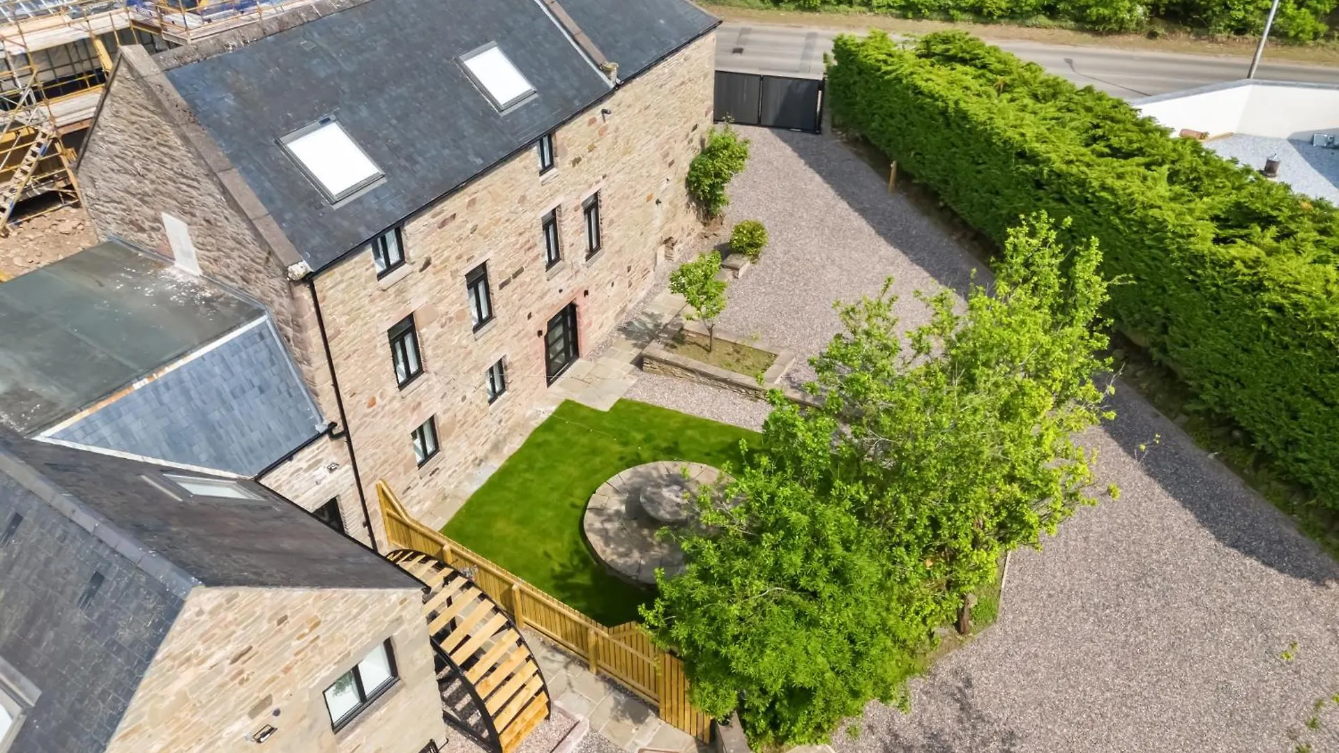 Apartment Flour Mill House At Pitkerro Mill, 4 Double Bedrooms, Tvs, 3 En-Suite, Separate Shower, Wc, Fully Equipped Kitchen, Games Room, Large Family Lounge, Private Parking, Wifi, Private Garden And Courtyard, Long Stay Rates Available Through Honeycomb Host Dundee