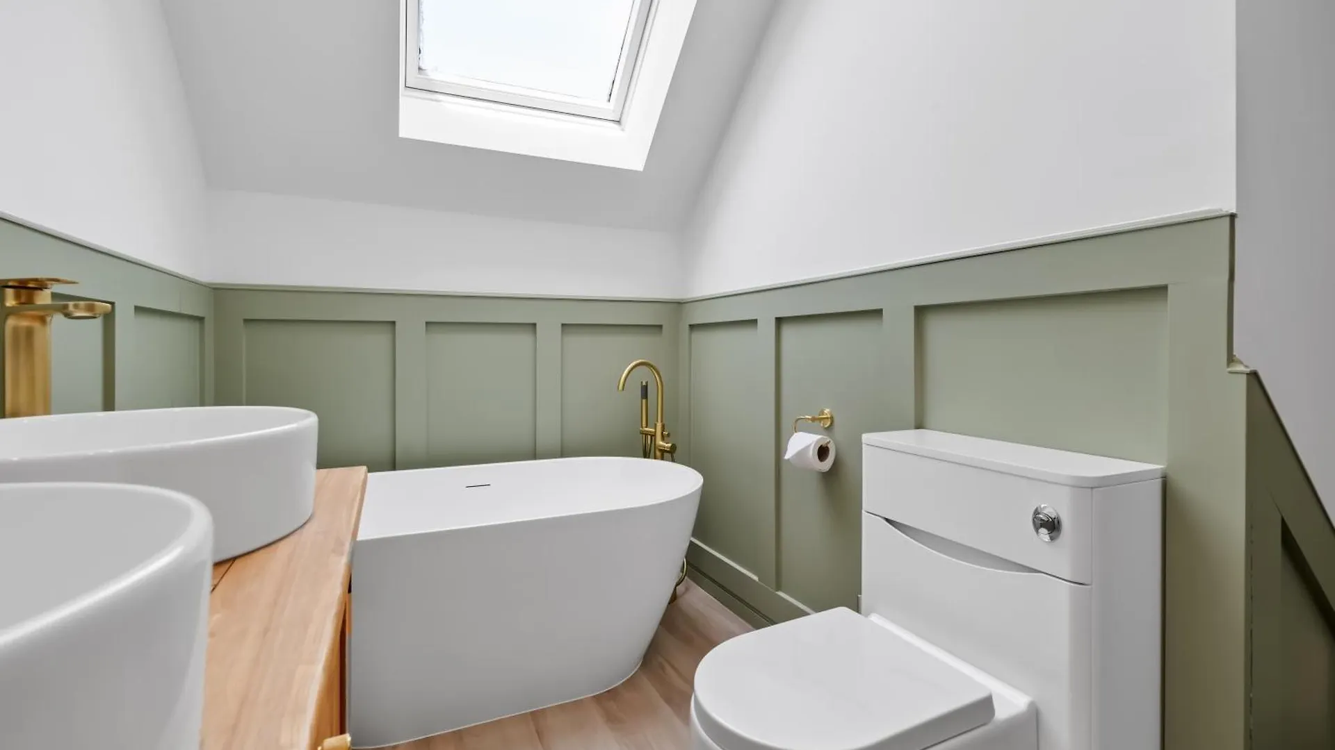 Apartment Flour Mill House At Pitkerro Mill, 4 Double Bedrooms, Tvs, 3 En-Suite, Separate Shower, Wc, Fully Equipped Kitchen, Games Room, Large Family Lounge, Private Parking, Wifi, Private Garden And Courtyard, Long Stay Rates Available Through Honeycomb Host Dundee